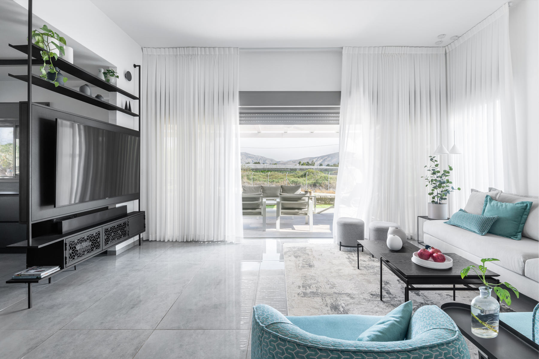 סלון מודני בעיצוב בהיר , עם פינת ישיבה ויציאה למרפסת