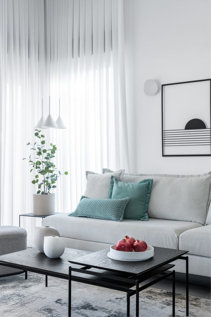 פינת ישיבה מעוצבת , עם צמח ותאורה בגוונים בהירים