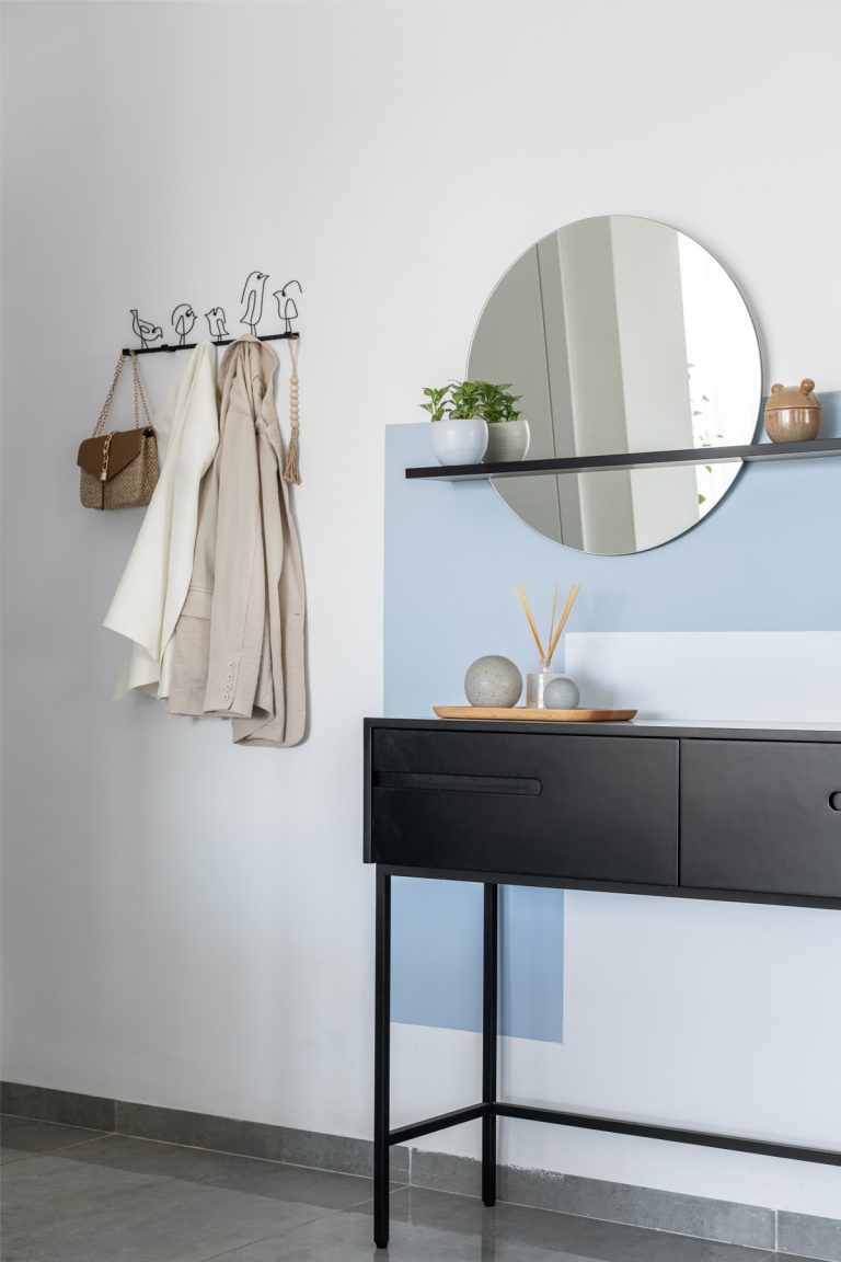 עיצוב פנים מודרני לבית פרטי ,מבואת כניסה עם קונסולה שחורה, מראה ומתלה מעילים