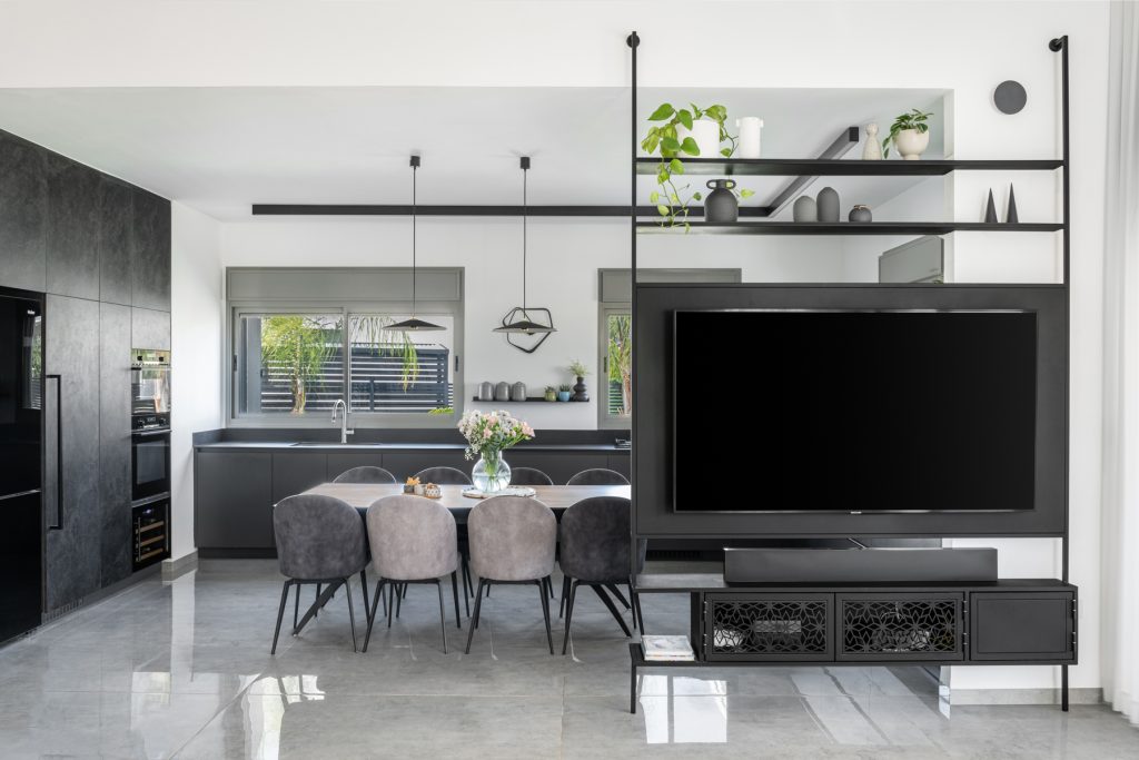 עיצוב פנים מודרני לבית פרטי , מטבח פתוח, פינת אוכל וסלון בקו נקי