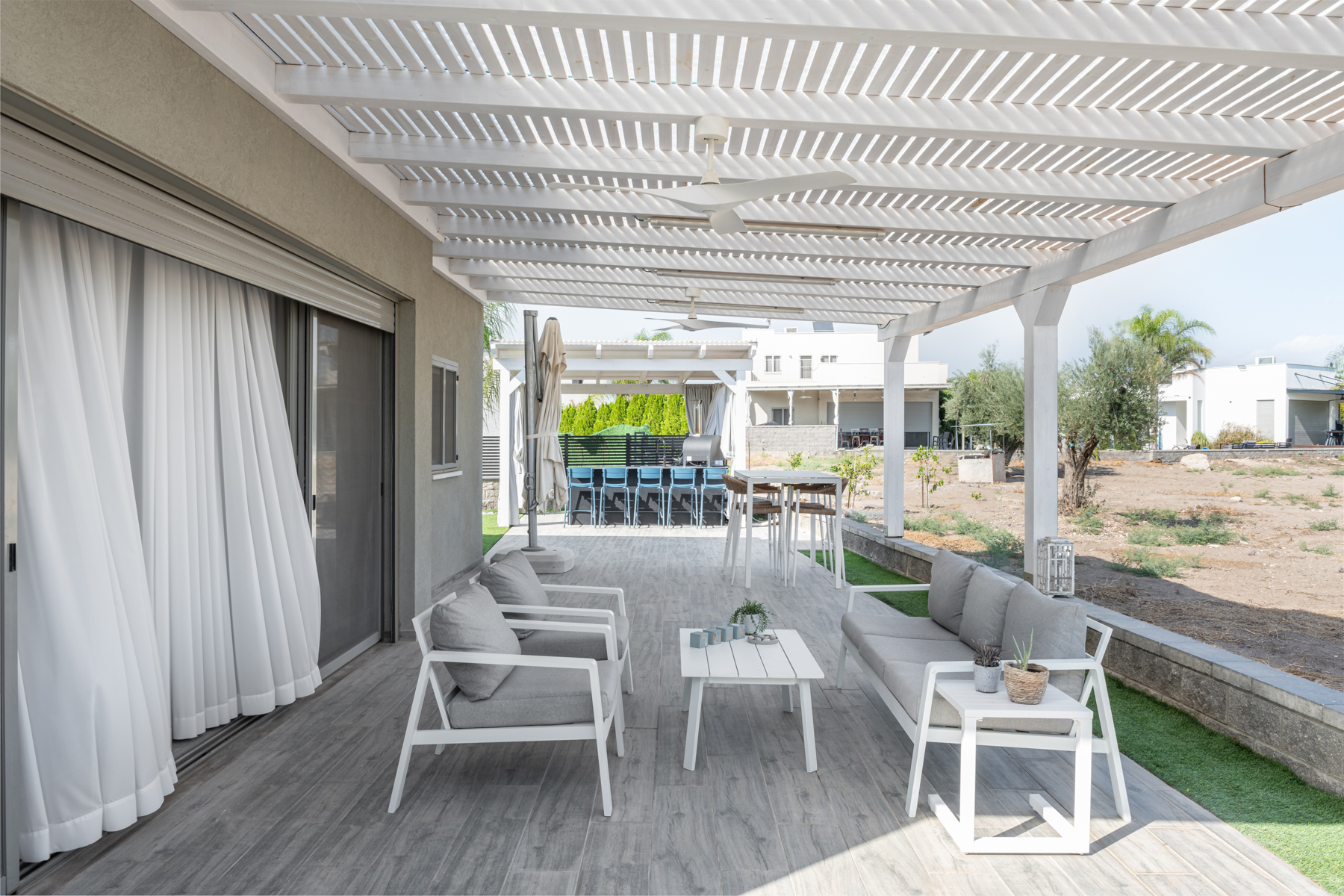 מרפסת חוץ עם פינת ישיבה מעוצבת