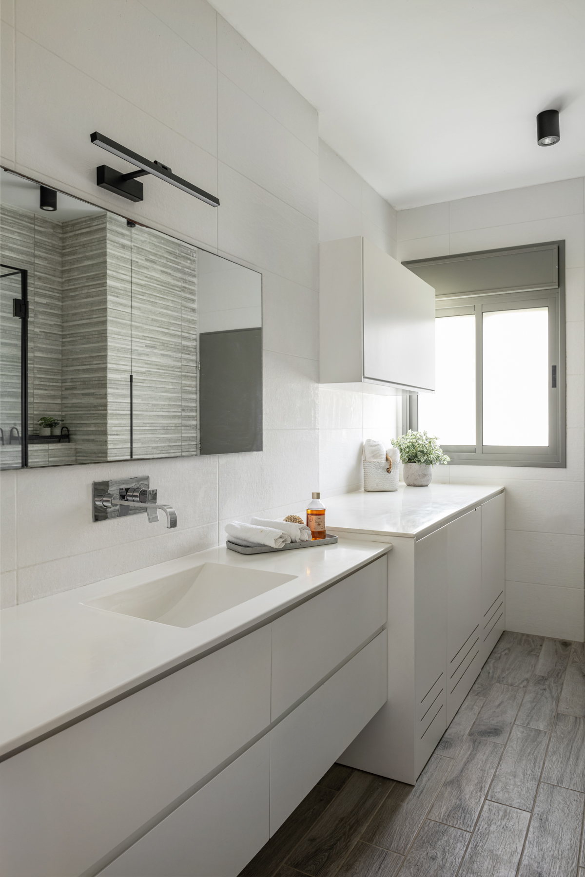 חדר רחצה בעיצוב מודרני ובהיר